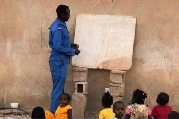 یک پلیس سودانی وقت خود را به آموزش اختصاص می دهد
