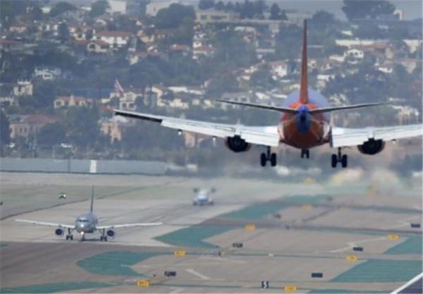 ببینید ، لحظه هولناک فرود و برخاست همزمان دو هواپیمای بوئینگ در فرودگاه ، تشکیل پرونده برای آنالیز این حادثه خطرناک!